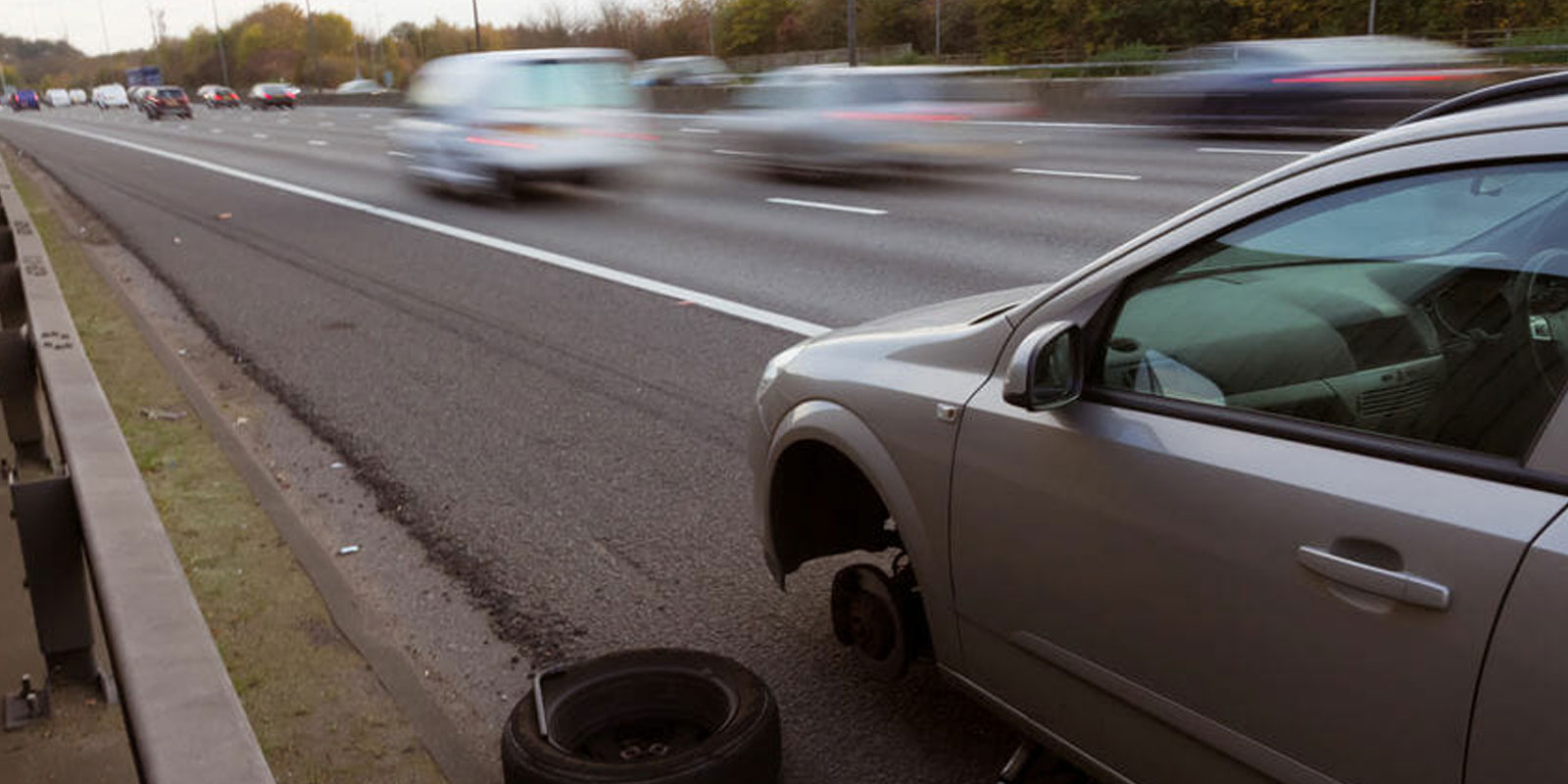 How to Safely Stop on a Highway Shoulder in an Emergency