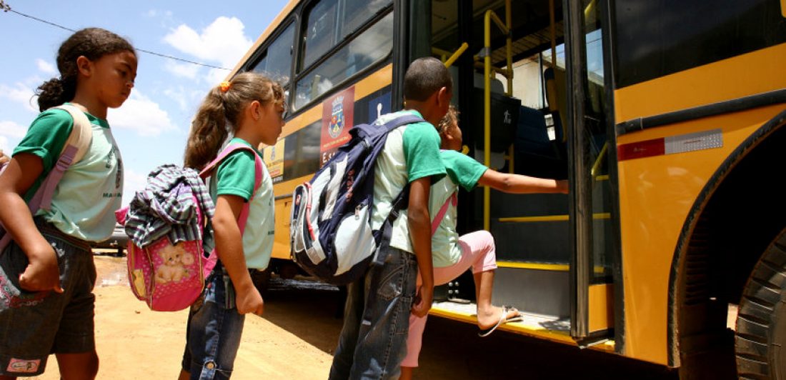 school transoporte in victory of the conquest Image of children boarding a school bus