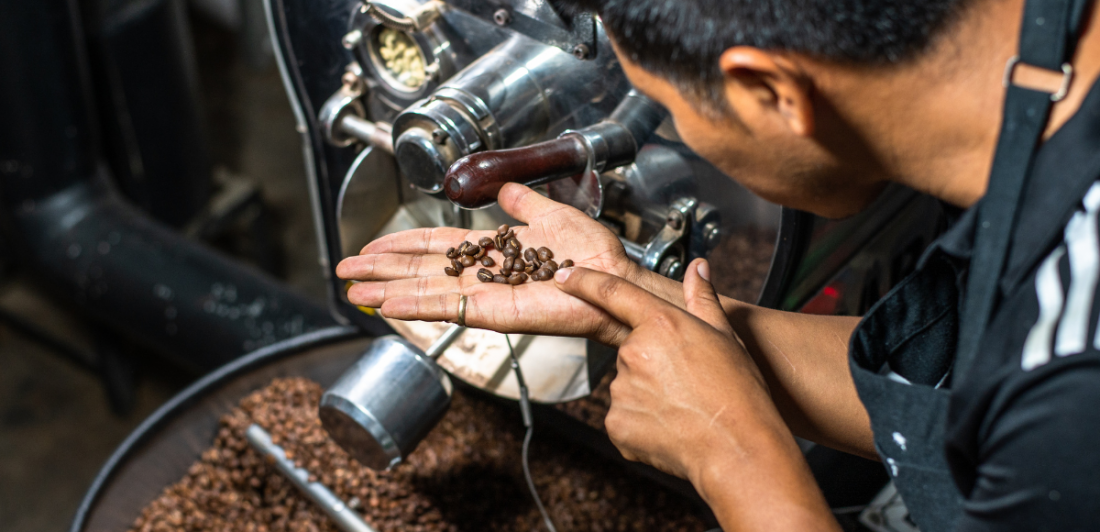 Popcorn-lung Image of man holding coffee beans