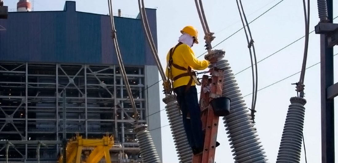 post-electrocution-safety Image of worker in safety gear working on power lines